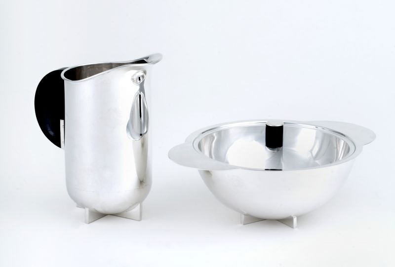 MBRS 24 Bauhaus Zucker- und Rahmservice von Tecnolumen: Edelstahlkännchen und Zuckerdose auf weißem Hintergrund.